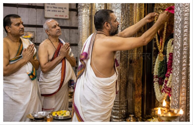 अवांतर, मी मराठी, अभिजात मराठी, नीता चंद्रकांत कुलकर्णी, लेखिका नीता कुलकर्णी, लेखिका नीता चंद्रकांत कुलकर्णी, देवाचे खरे दर्शन, श्रद्धेबरोबर विवेक, दागिन्यांनी मढलेला देव, देवाची श्रीमंती, देवाचे मूळ रूप, भक्त आणि देव, भक्ताचे देवदर्शन, देवाचे अलंकार
